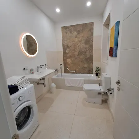 Penthouse Seaviews Hot Tub By Homely * Mellieħa