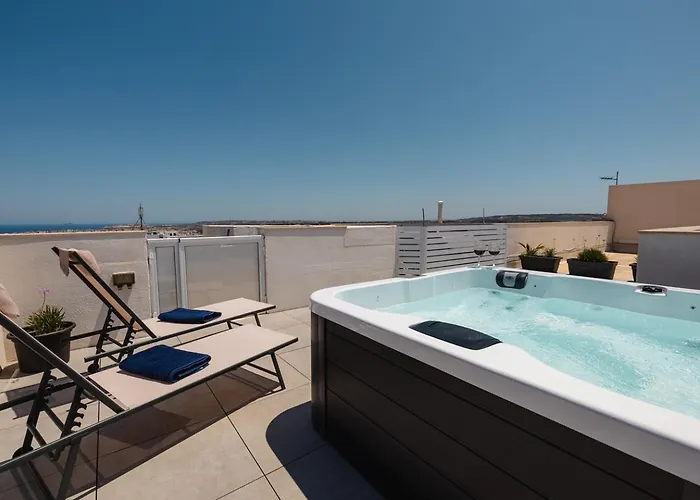 Penthouse Seaviews Hot Tub By Homely *