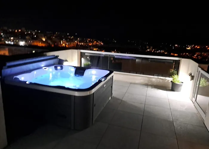 Penthouse Seaviews Hot Tub By Homely *